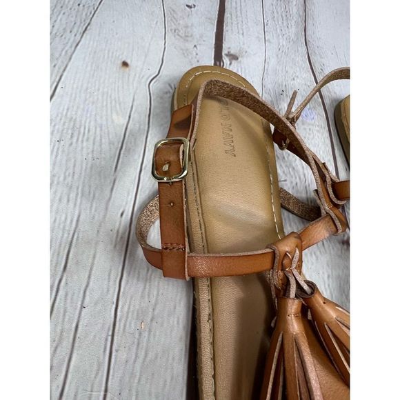 Two pair of sandals women’s one tan and the other brown size 10￼ - Picture 7 of 9